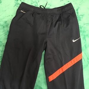 💚 3/$25 Nike medium dri-fit navy blue capris with red stripes